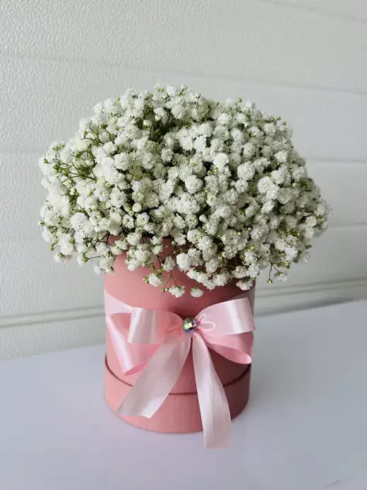 Nježni flower box s bijelim cvijećem i ružičastom vrpcom