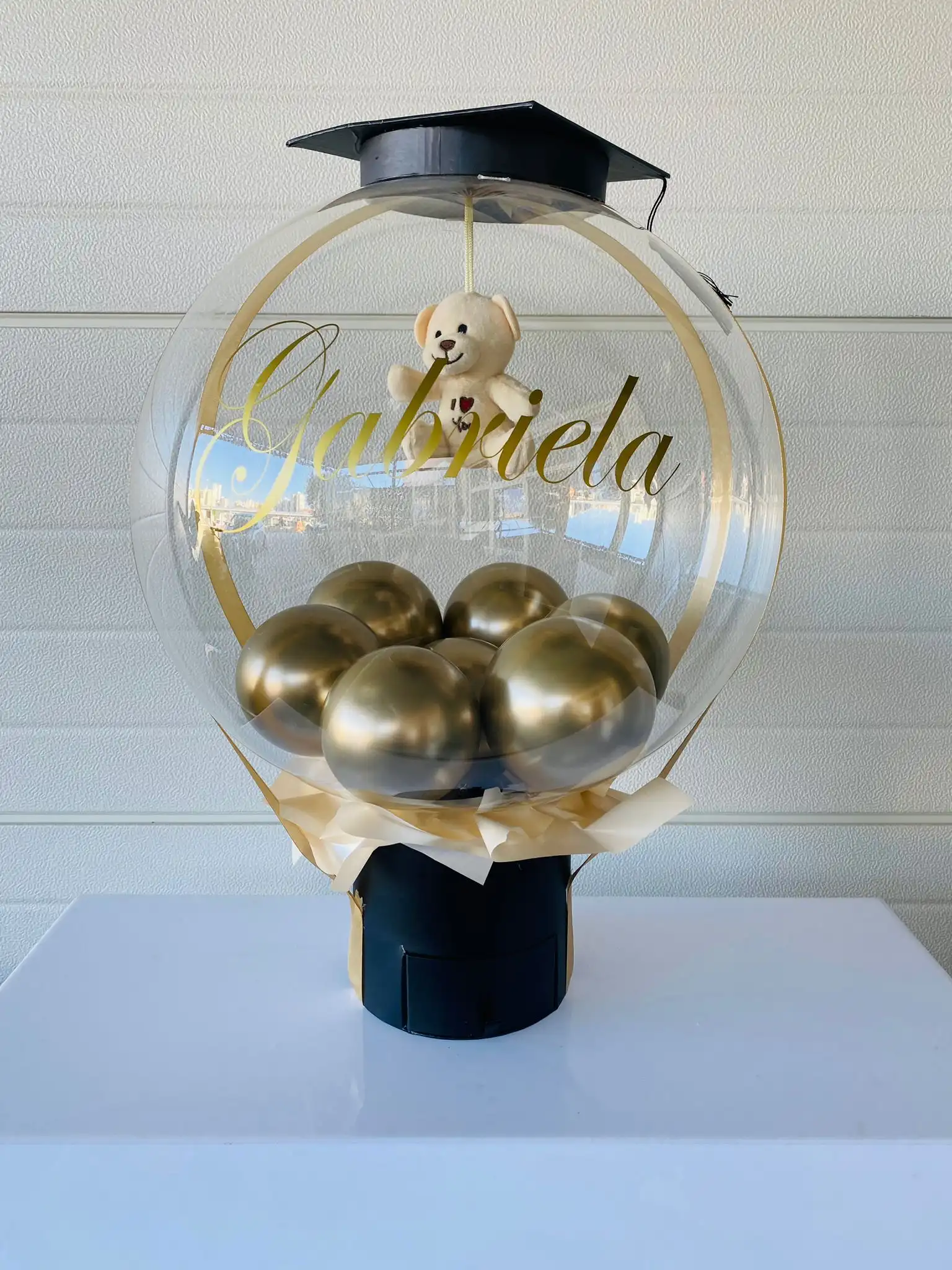 Balonski aranžman s poklon detaljima.