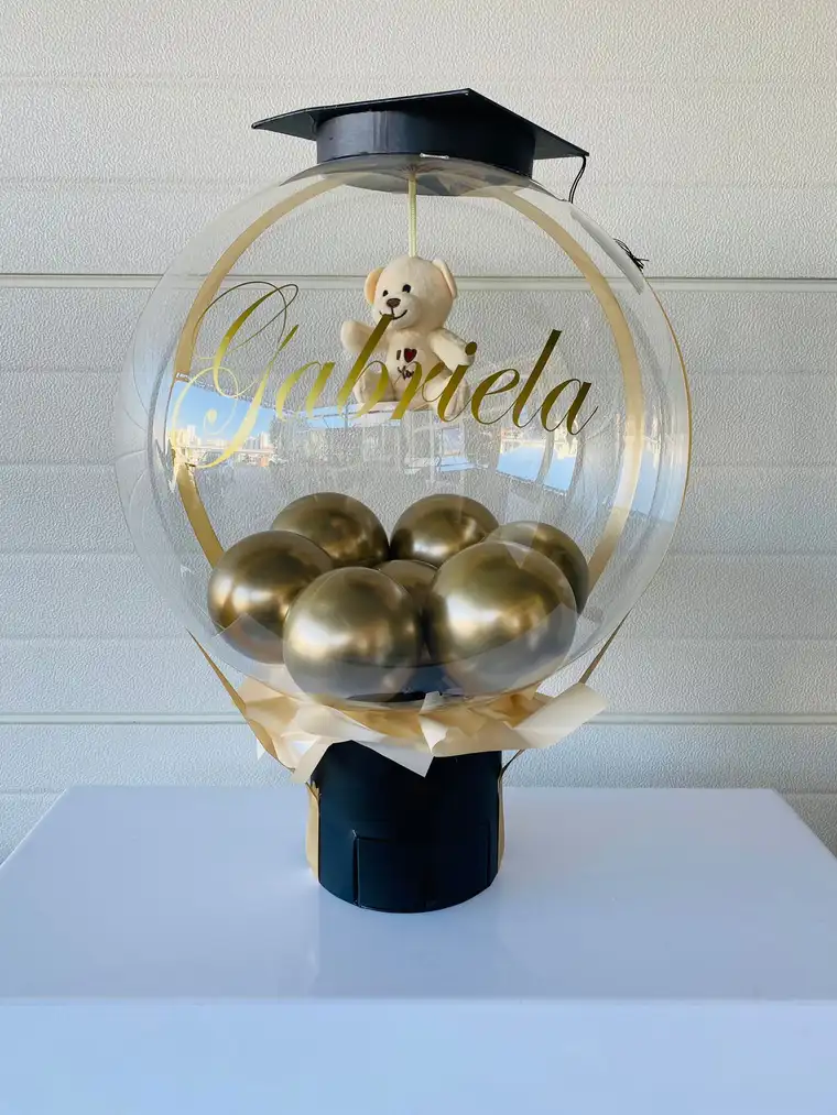 Balonski aranžman s poklon detaljima.