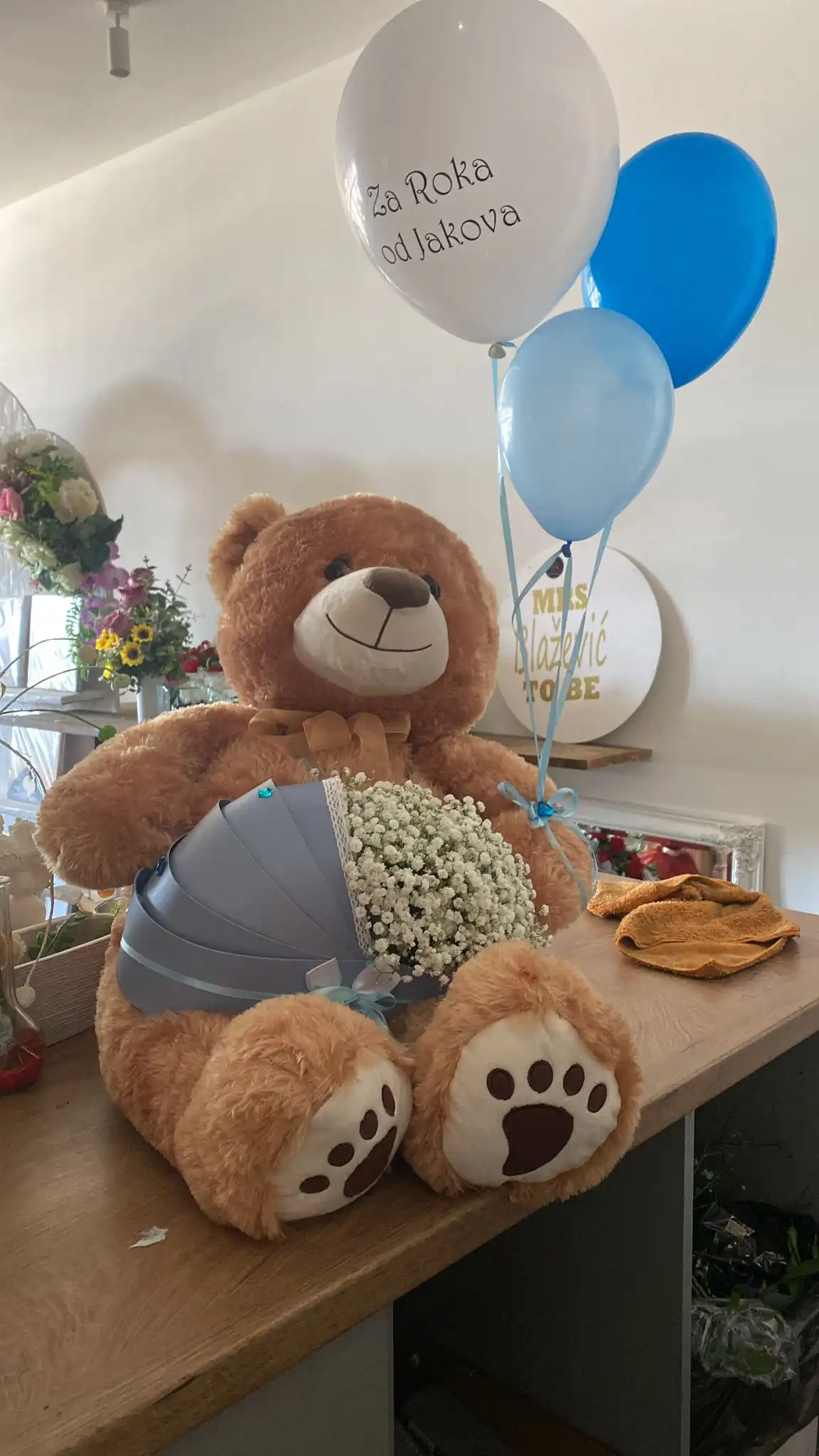 Balonski aranžman s poklon detaljima.