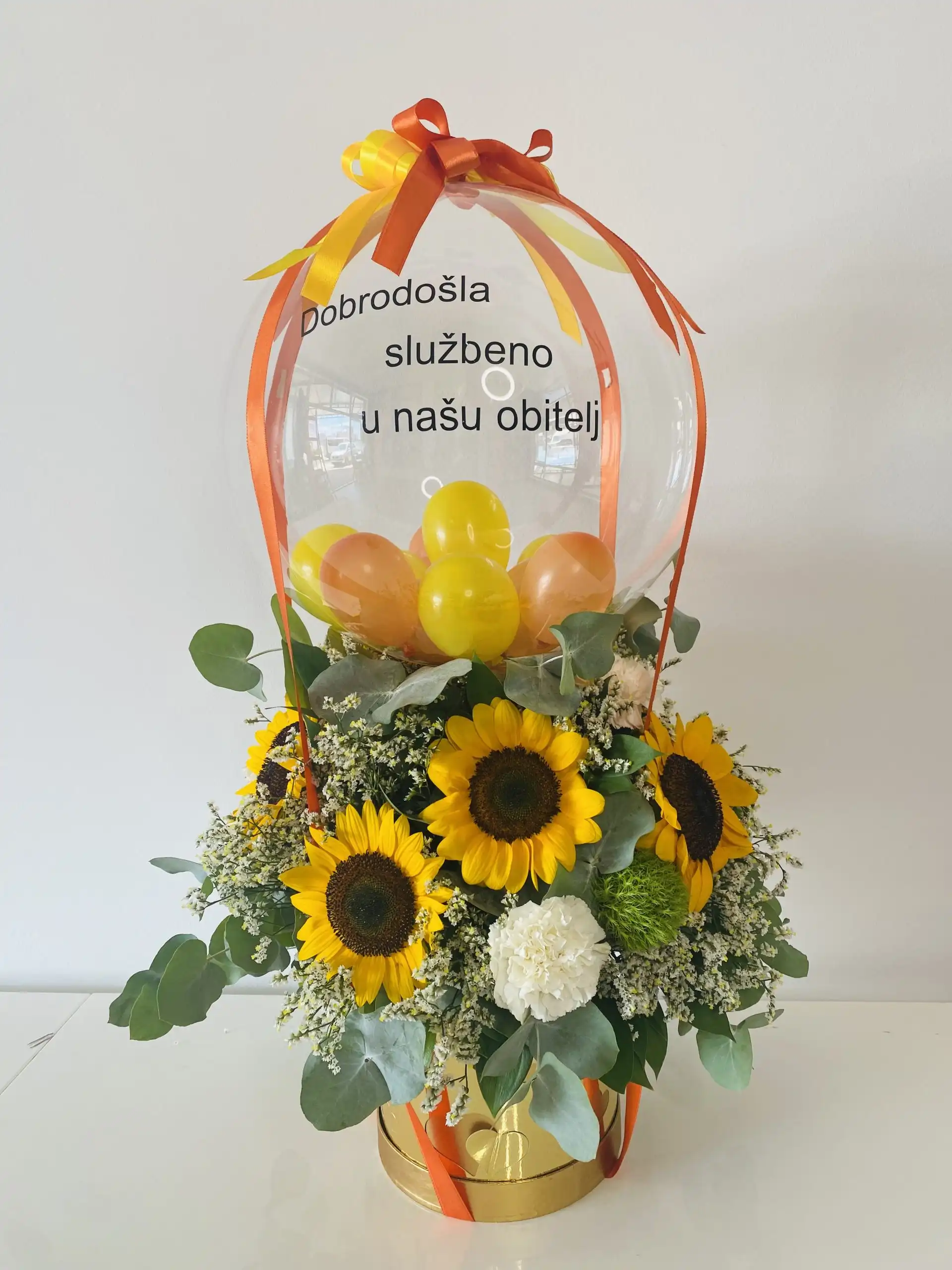 Balonski aranžman s poklon detaljima.