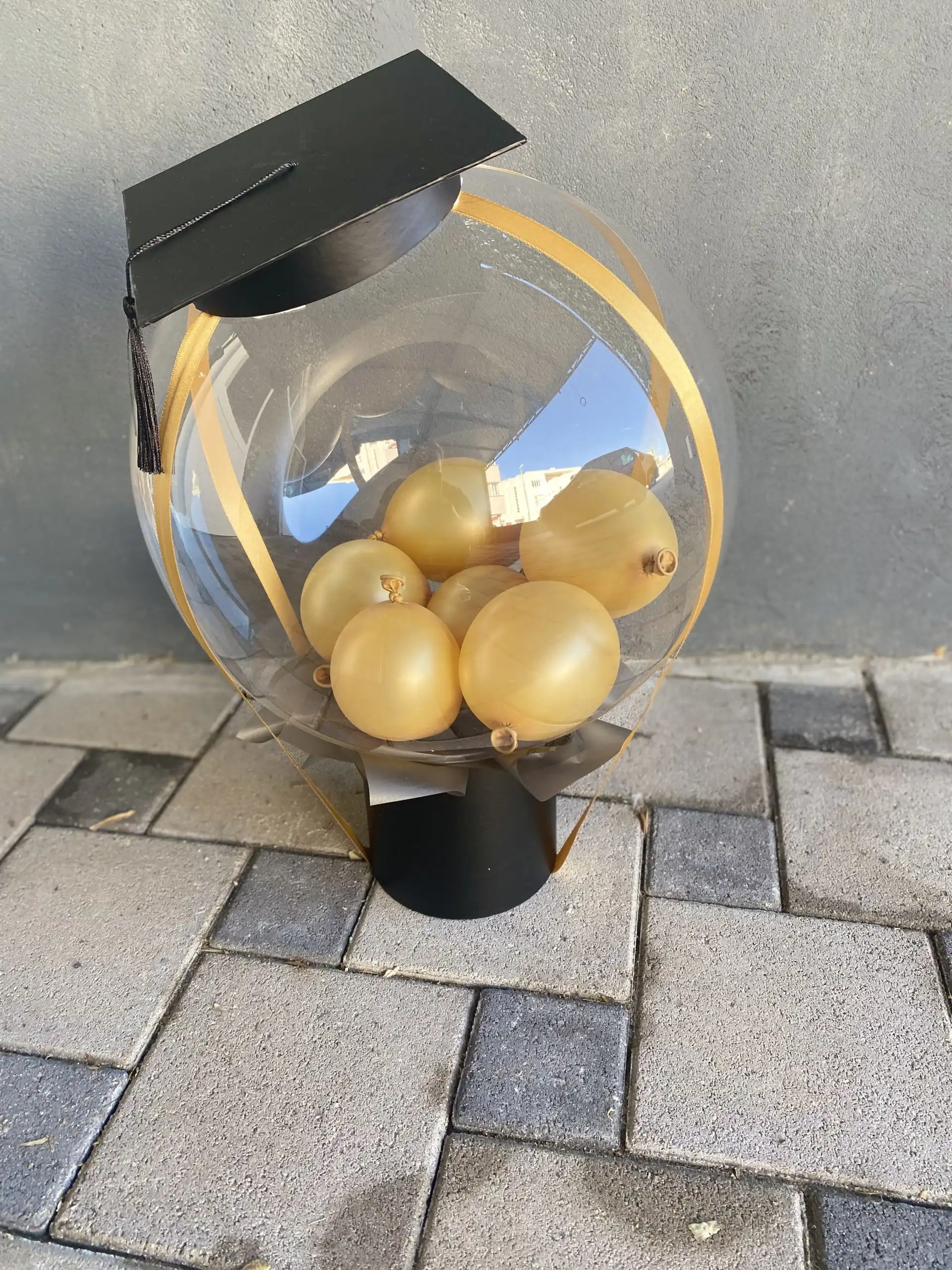 Balonski aranžman s poklon detaljima.