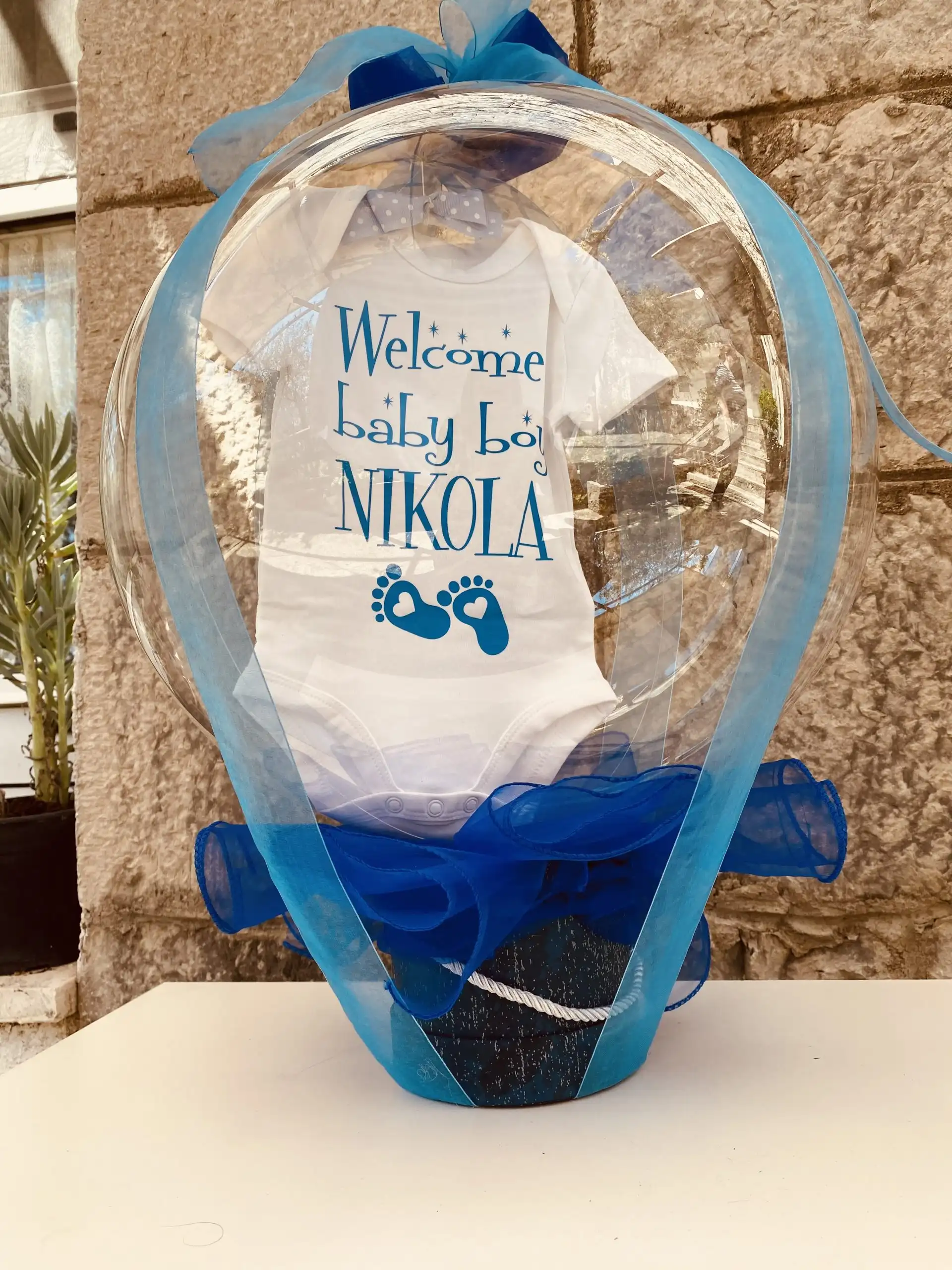 Balonski aranžman s poklon detaljima.