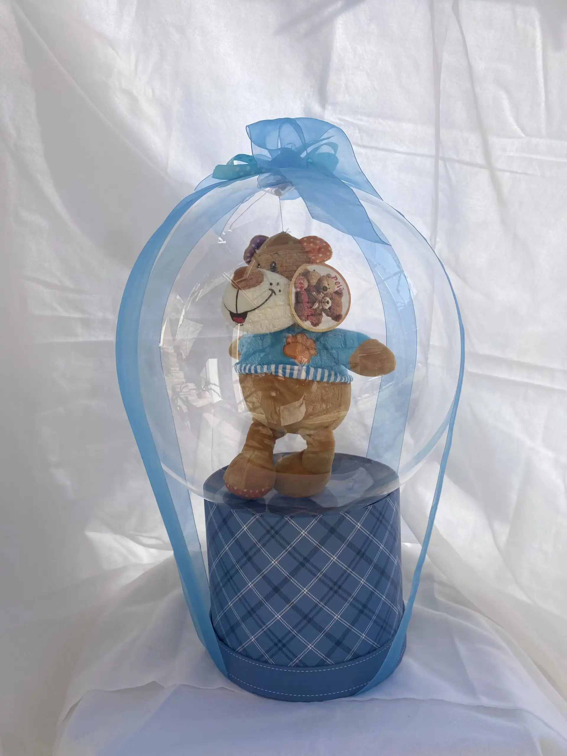 Balonski aranžman s poklon detaljima.