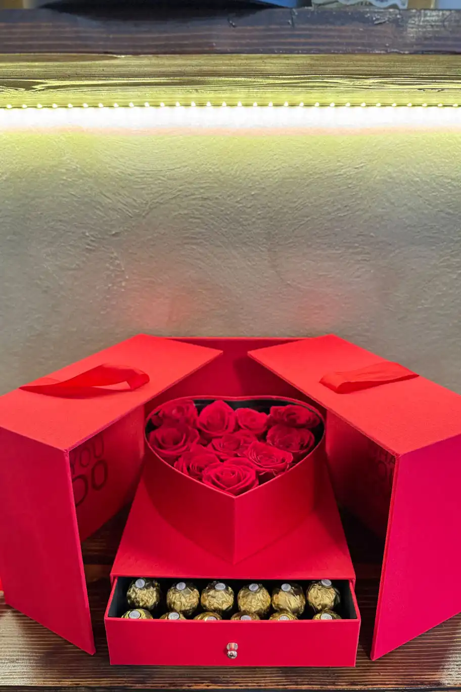 Cvjetni aranžman u flower box kutiji.