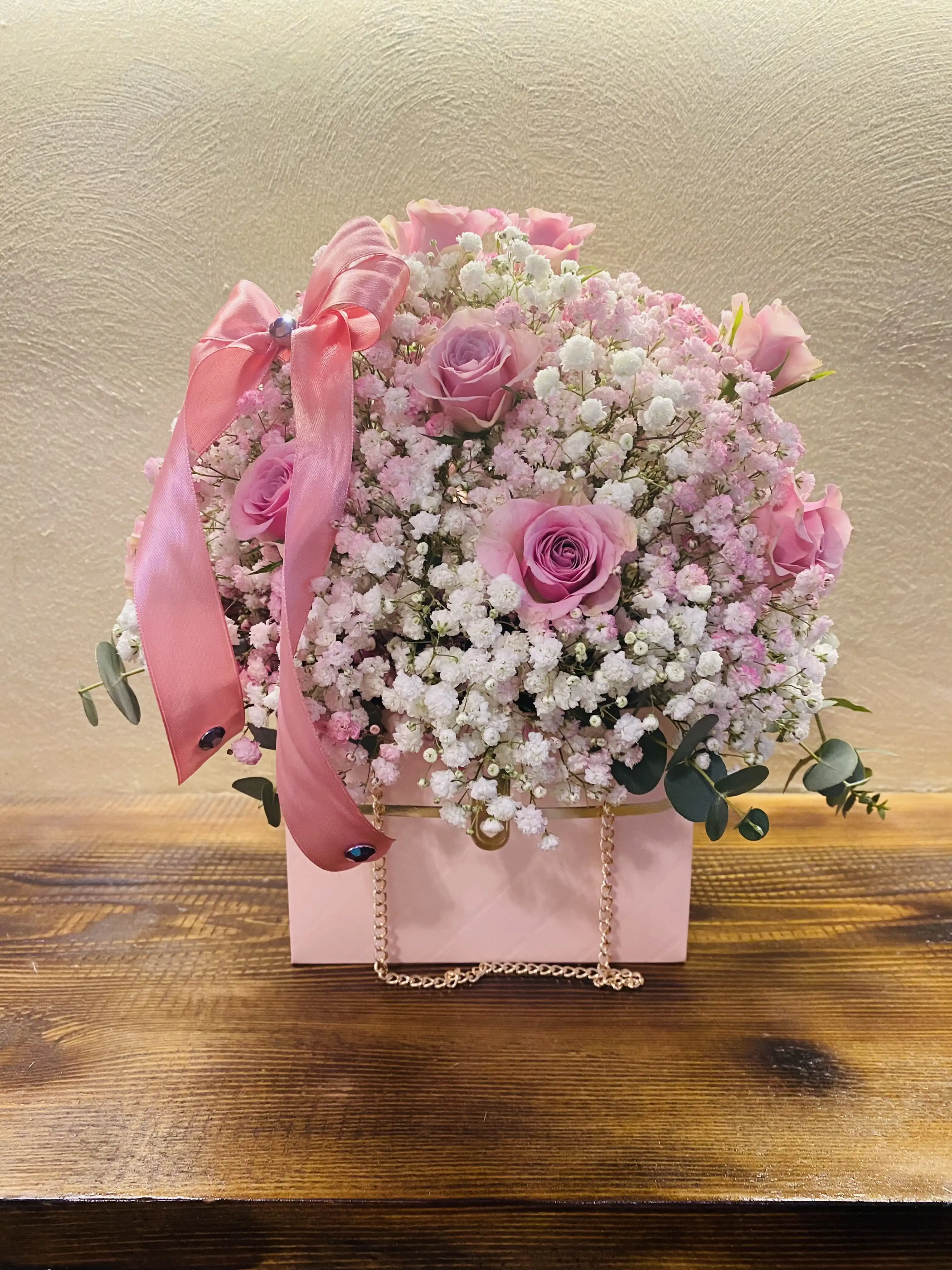 Ružičasti flower box s ružama i gipsofilom.