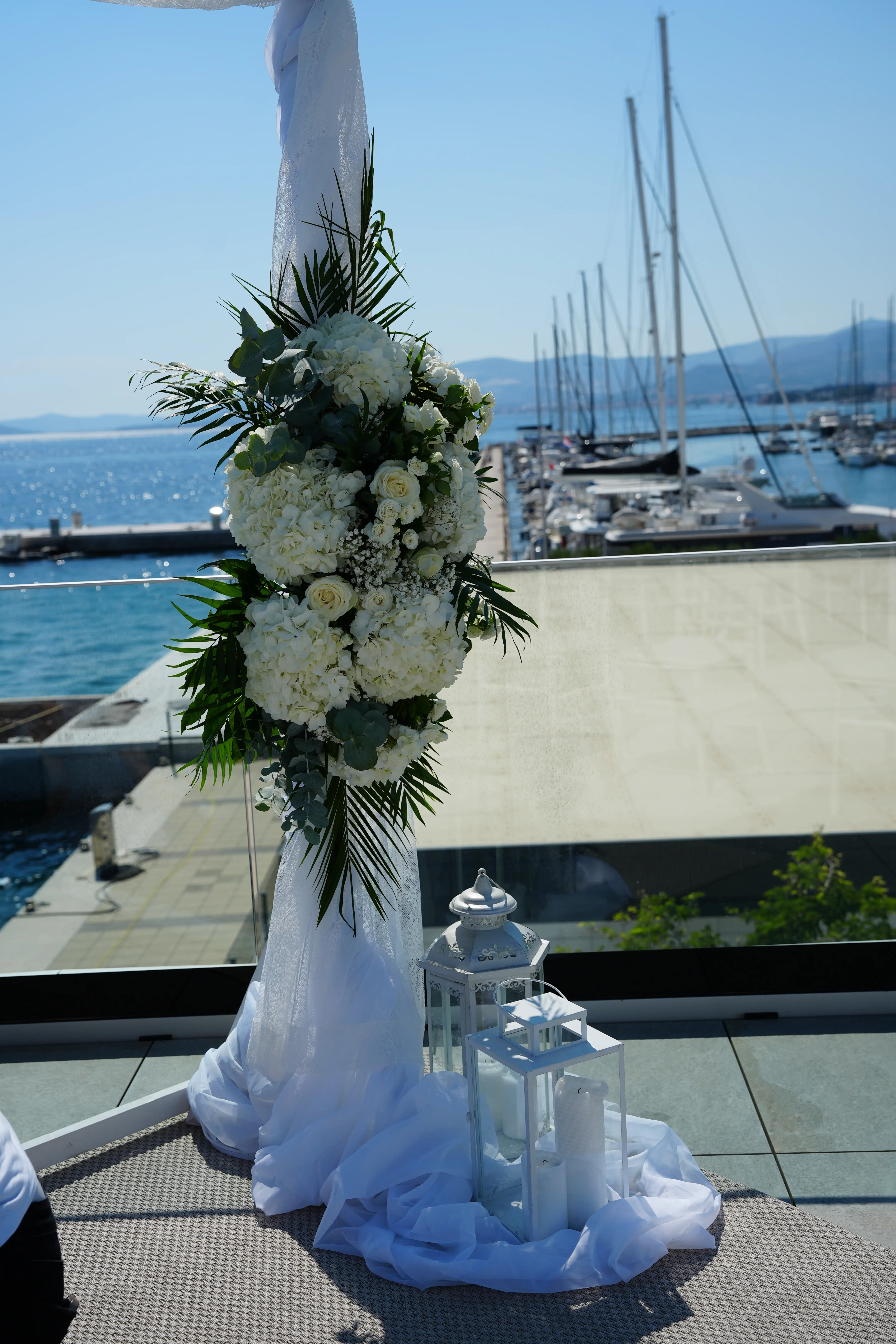 Detalj bijelog cvjetnog luka za svadbenu ceremoniju.